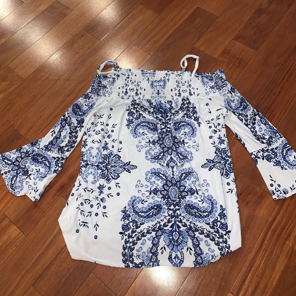 NEVER WORN INC TOP.     MAKE OFFERS!!